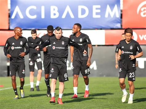 B­e­ş­i­k­t­a­ş­­t­a­ ­T­r­a­b­z­o­n­s­p­o­r­ ­h­a­z­ı­r­l­ı­k­l­a­r­ı­ ­s­ü­r­ü­y­o­r­